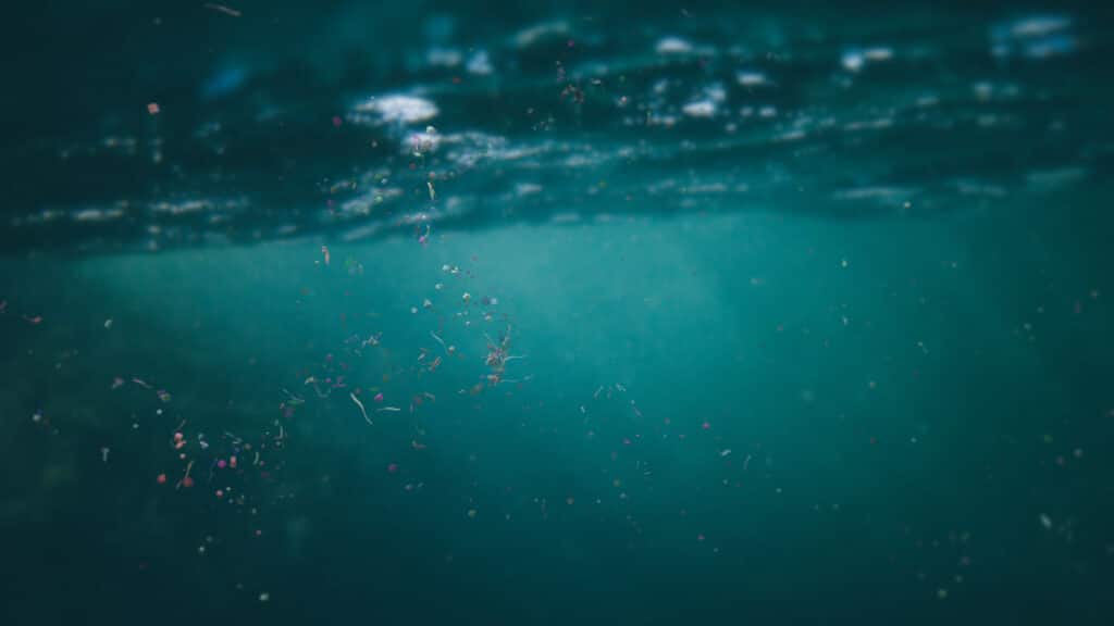 Mikroplast som flyter under vannoverflaten