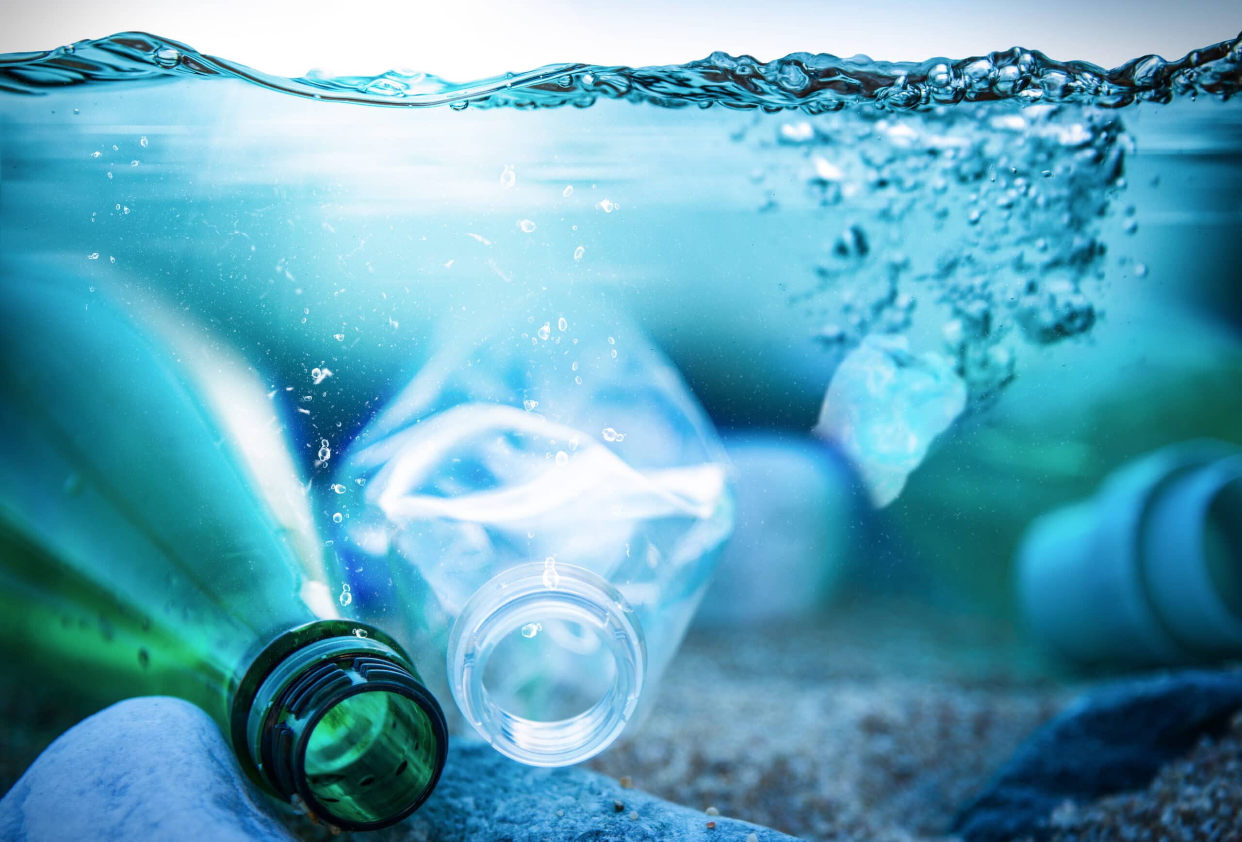 Plastflasker som ligger under vann,
