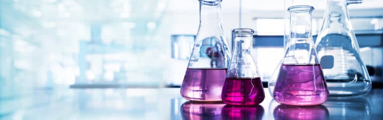 lilla kjemikalier og miljøgifter i glassbeholdere på laboratorie