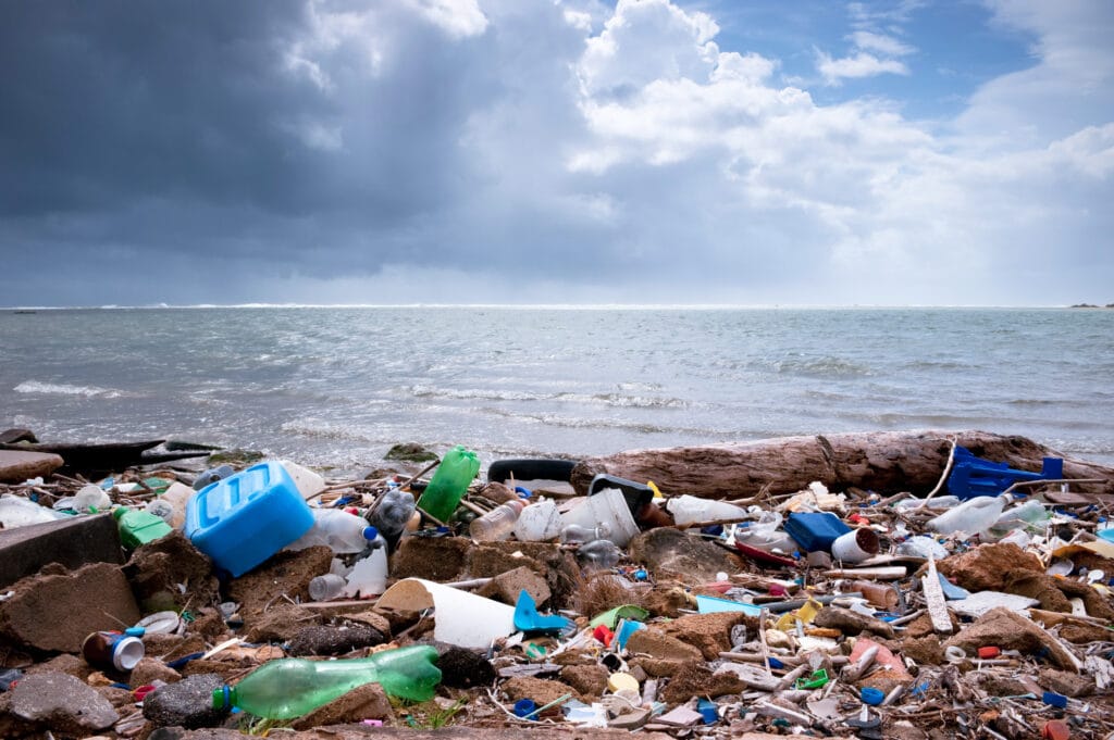 masse plastsøppel på strand.