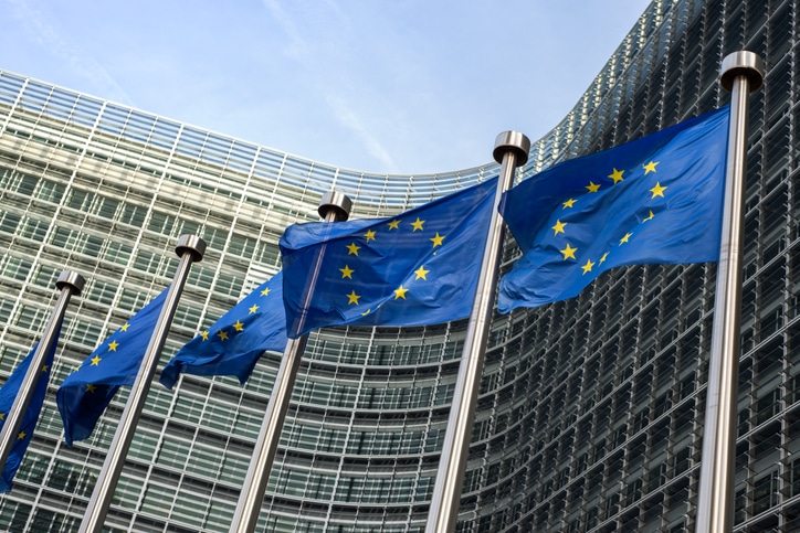 EU flagg utenfor EU-kommisjonens hovedkvarter  i Brussel, Belgia.