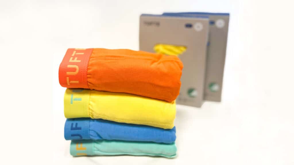 Produktbilde som viser fire fargerike undertøysprodukter fra Tufte