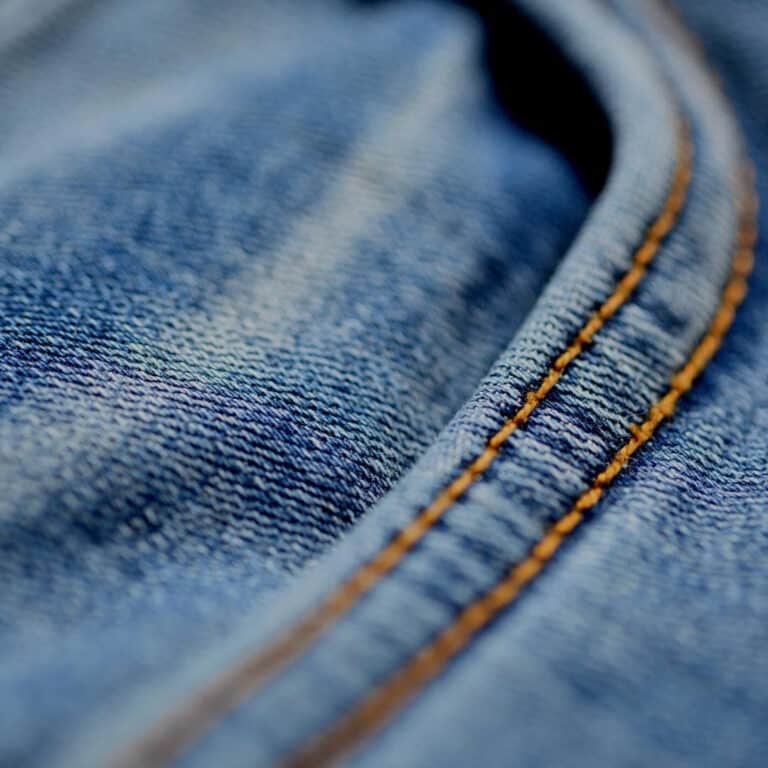 Detaljbilde som viser lommen på en jeans.