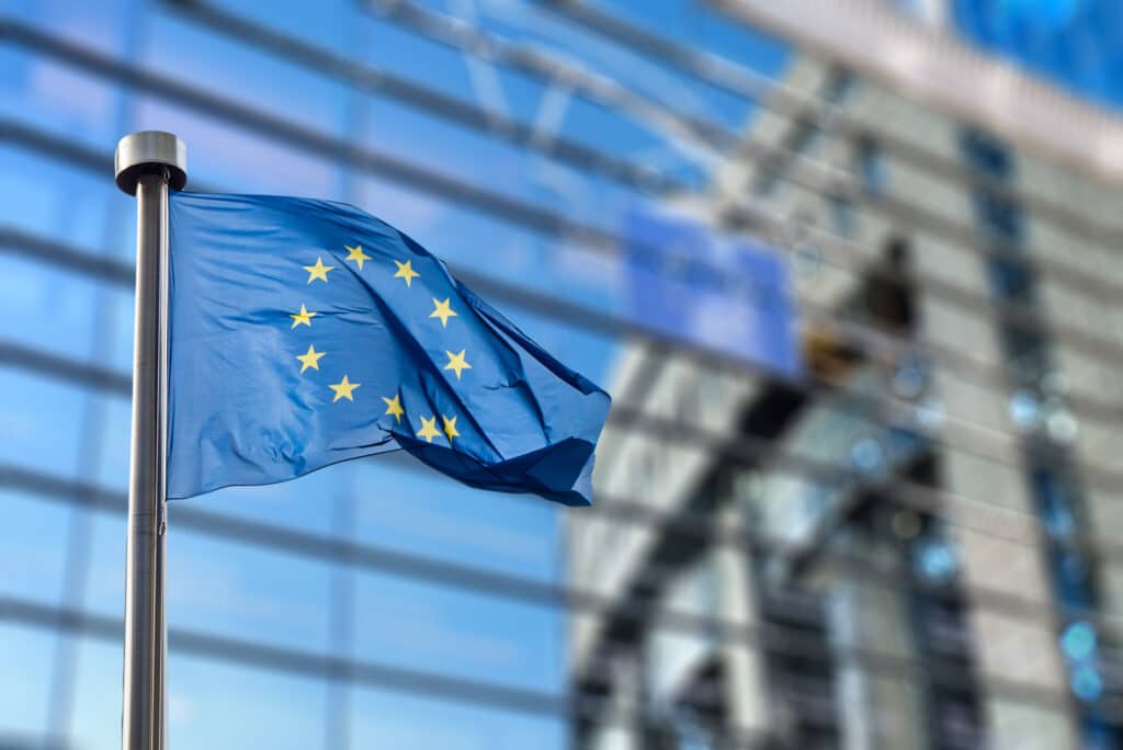 EU Green deal er et politisk initiativ fra EU. Her illistrert avEU-flagget foran Europaparlamentet i Brussel, Belgia