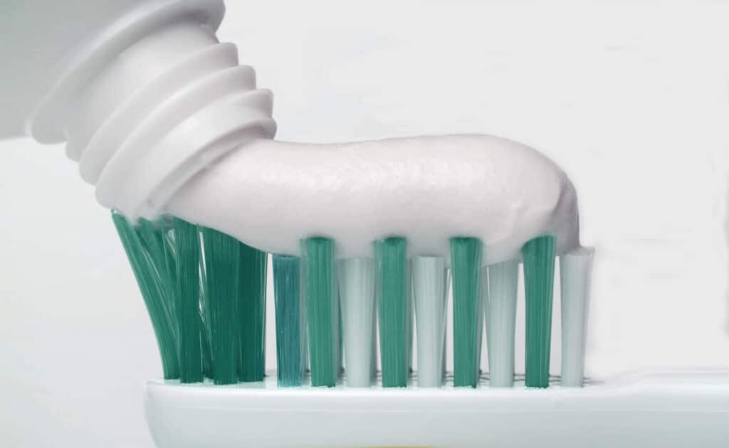 Nærbilde av 
tannkrem på en tannbørste. 
