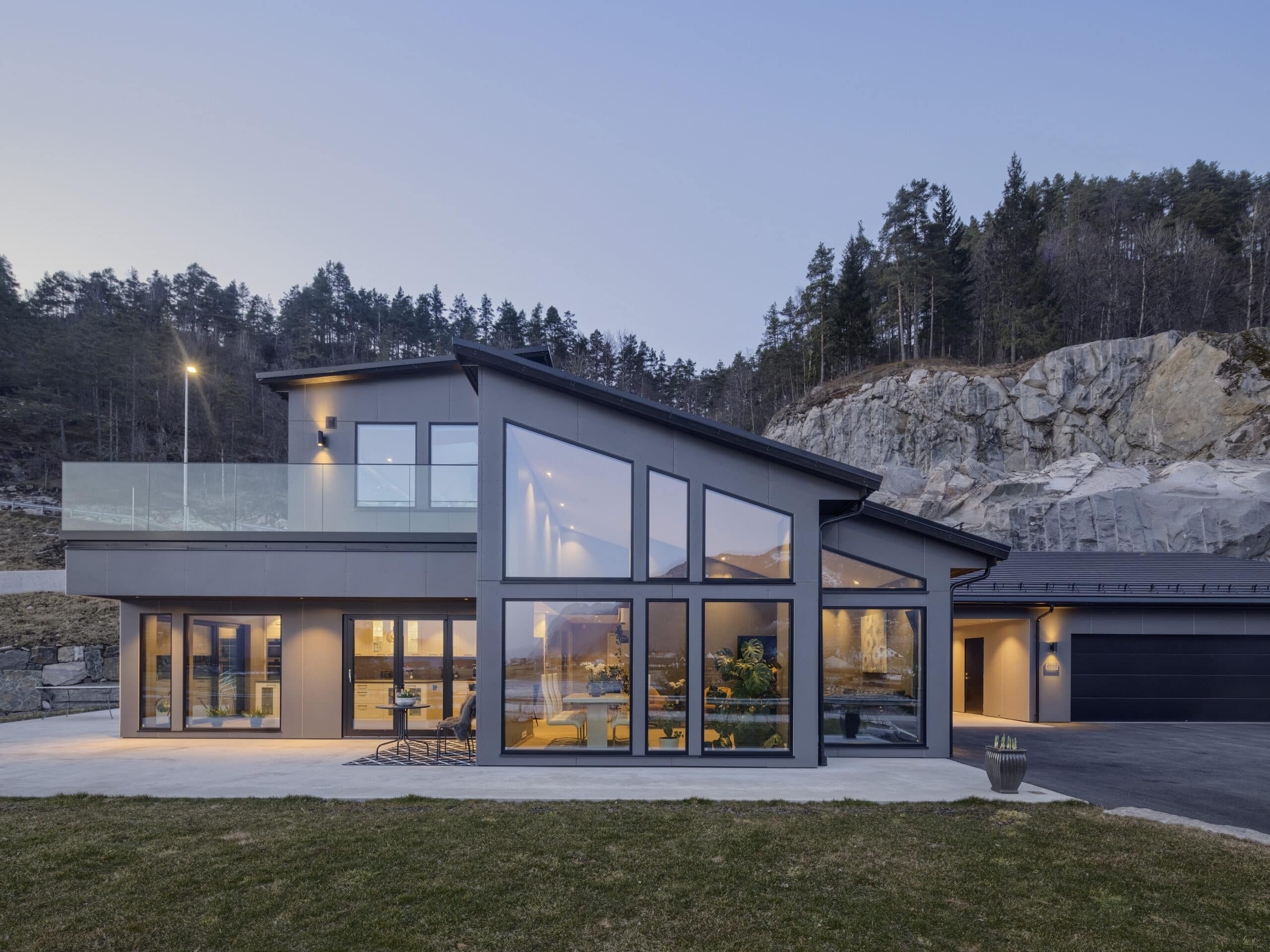 Husfasade med mange og store Nordan-vinduer