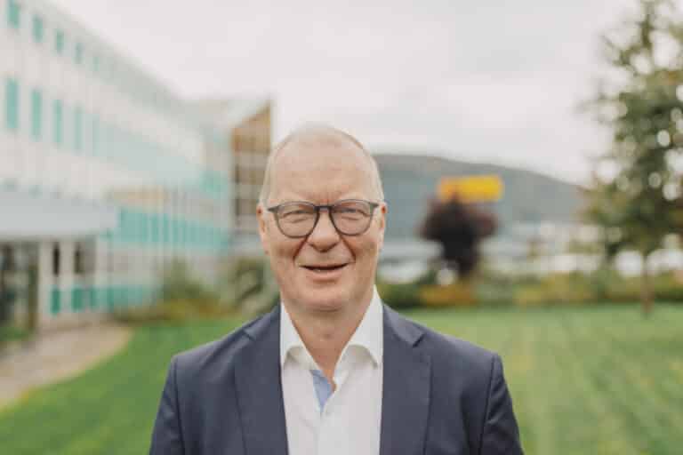 Johannes Rasmussen foran Nordan kontorbygg